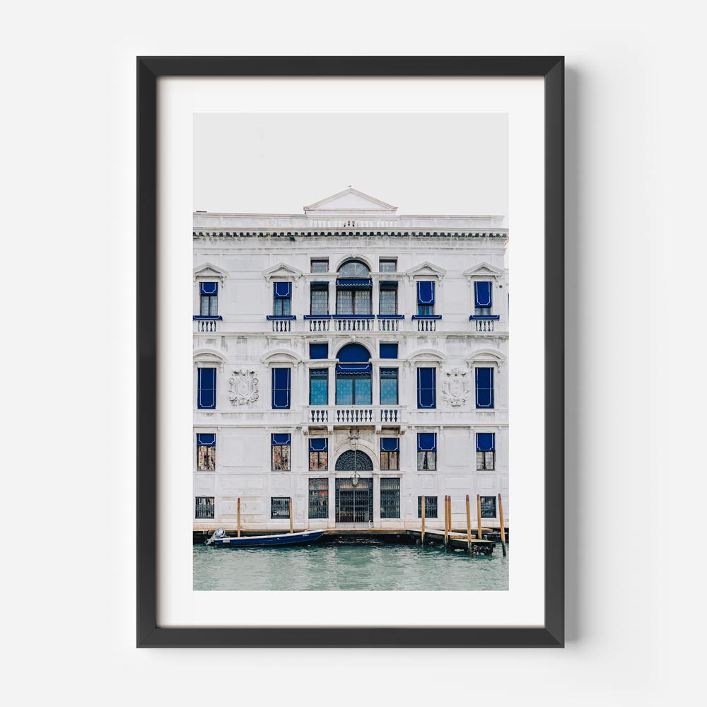 Elegant Venetian Palazzo on the Water - Stunning Oil Painting of Architectural Beauty