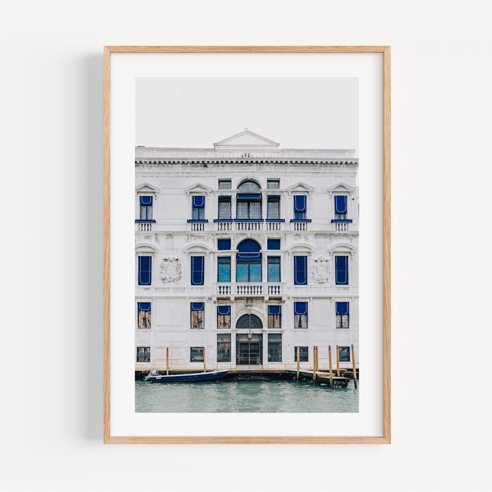 Elegant Venetian Palazzo on the Water - Stunning Oil Painting of Architectural Beauty