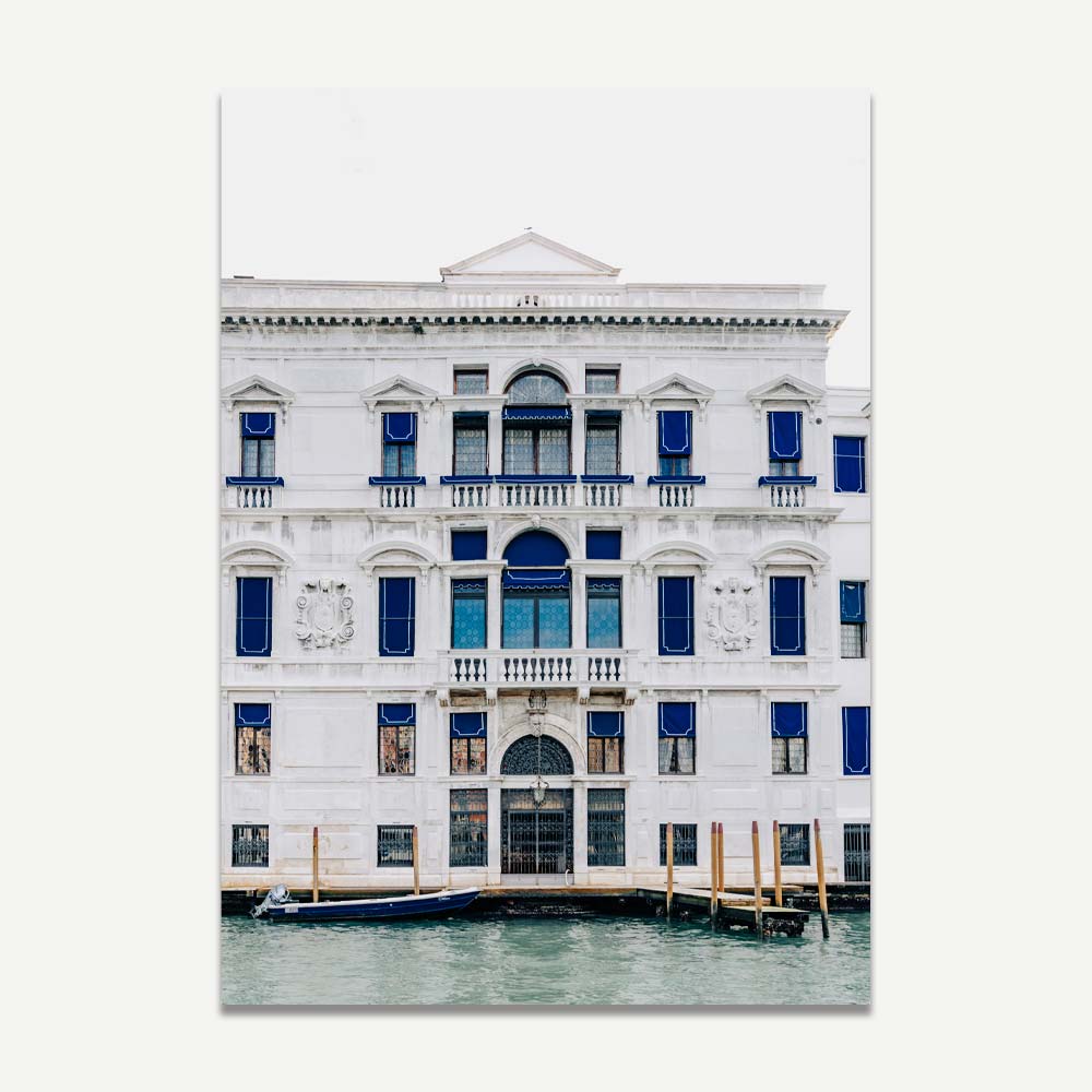 Elegant Venetian Palazzo on the Water - Stunning Oil Painting of Architectural Beauty