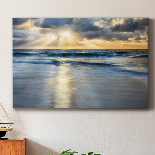 Tranquil Shoreline: Serene Ocean Waves Under a Dramatic Cloudscape