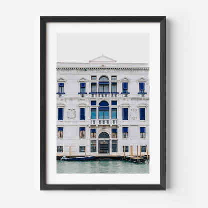 Elegant Venetian Palazzo on the Water - Stunning Oil Painting of Architectural Beauty