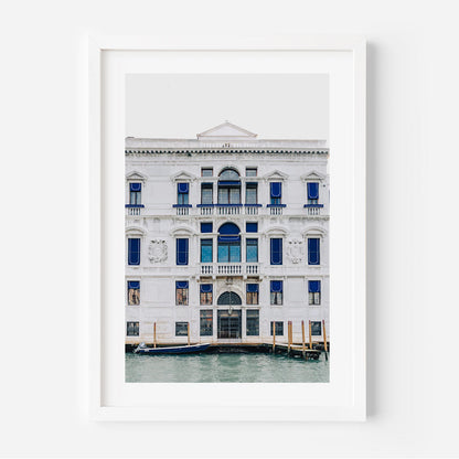 Elegant Venetian Palazzo on the Water - Stunning Oil Painting of Architectural Beauty