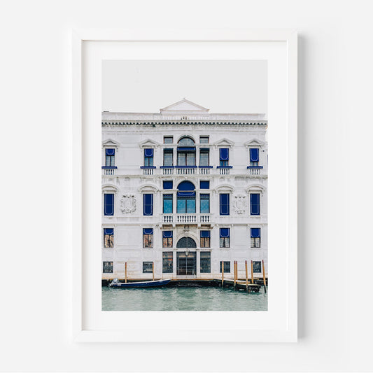 Elegant Venetian Palazzo on the Water - Stunning Oil Painting of Architectural Beauty